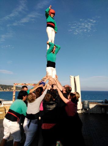 Learn how to build a casteller (human tower)